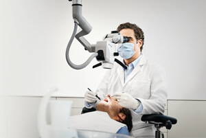 Lecznie kanałowe pod mikroskopem w naszym gabinecie w Poznaniu Endodoncja leczenie kanałowe pod mikroskopem - Poznań
